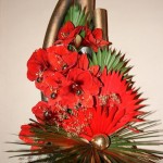 Bouquet de palmes naturelles, dorées et fausses palmes rouges avec jeu d'amaryllis.