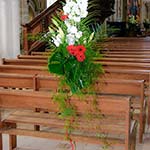 Mariage en blanc et rouge : palmes, delphiniums et germinis rouges.