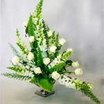 De fines tiges d'asparagus Meyeri dessinent la silhouette de ce bouquet de fête en vert et blanc.