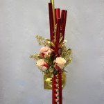 3 roses panachées et du feuillage doré pour le coeur du bouquet.