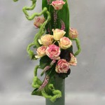 Le serpentin de laine accompagne roses panachées et graciles véroniques.