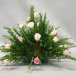 Le feuillage de romarin s'harmonise avec une grande variété de fleurs, ici de petites roses.