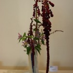 Bouquet cascade composé d'amarantes queue de renard et branches de clématites.