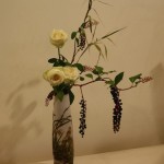 Trois végétaux en harmonie avec le vase,rose, phytolacca  et graminée.