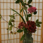 Dans un haut vase ce bouquet qui semble spontané est le fruit de l'expérience.