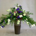 Eucalyptus, lysianthus, statice violet et baies roses de symphorine pour un bouquet de longue durée.